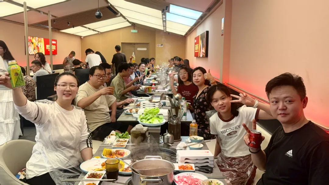 團(tuán)建聚餐 | 烤肉火鍋雙重享受，還有生日驚喜！